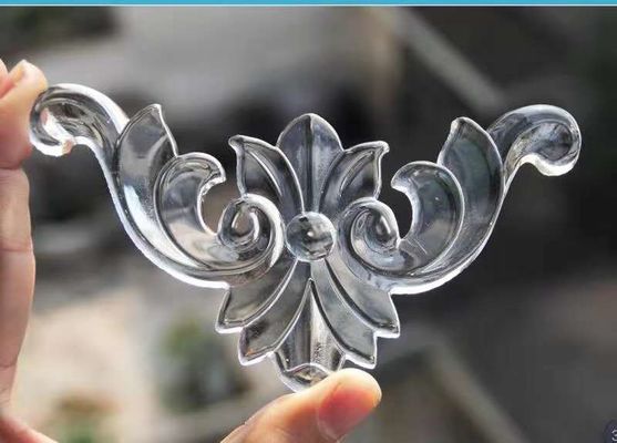 La parete del fondo di Elegent di nozze presenta i cristalli acrilici