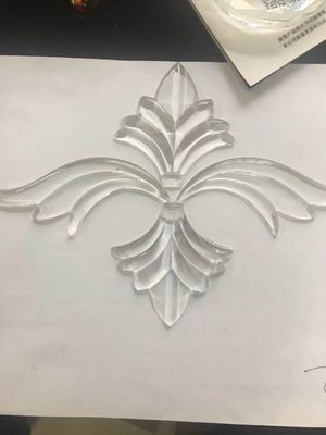 La parete del fondo di Elegent di nozze presenta i cristalli acrilici